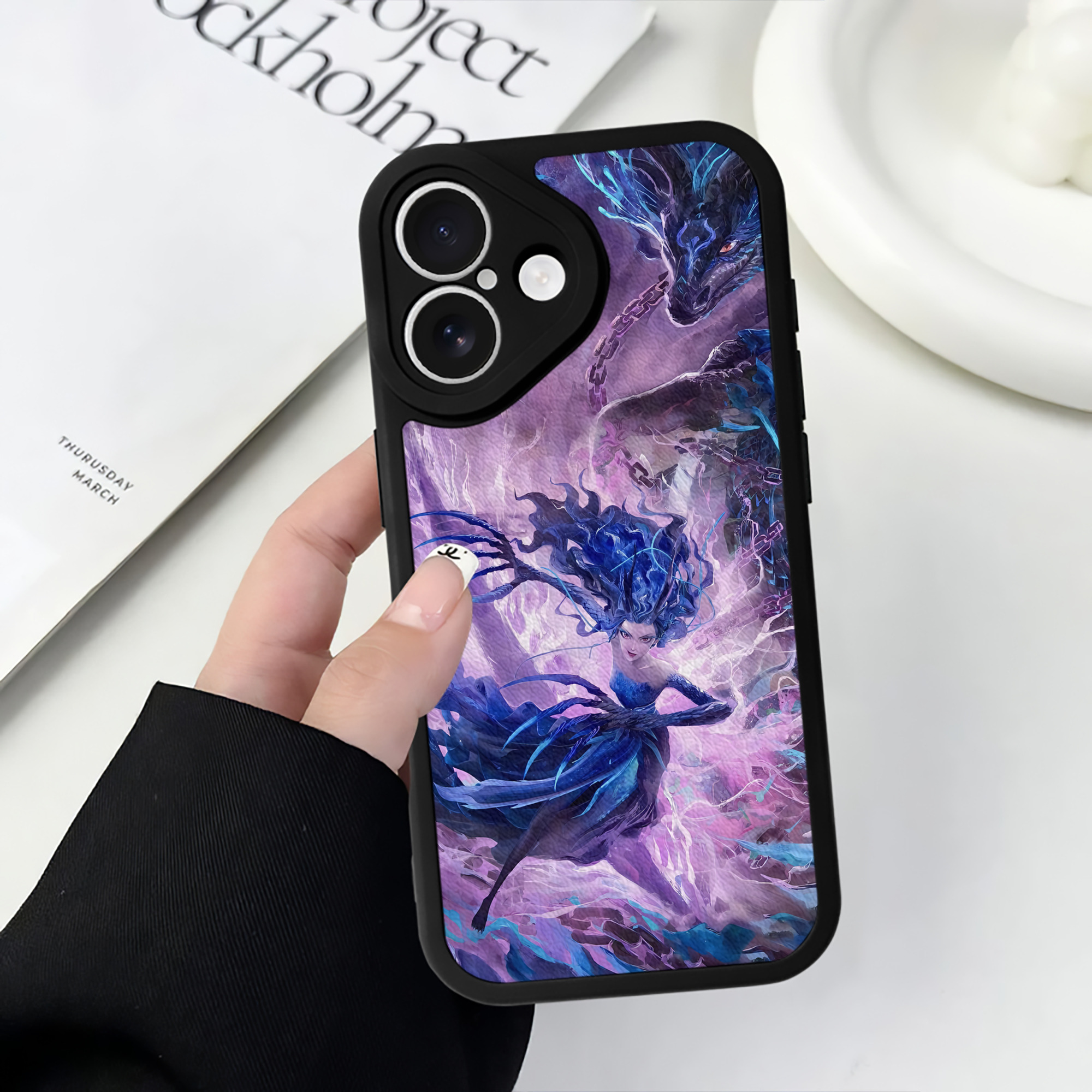 （画像用） Ne Zha 2 ナタ 魔童の大暴れ 【iPhone 16シリーズ対応】シリコンスマホケース（レザー調） 材質：シリコン